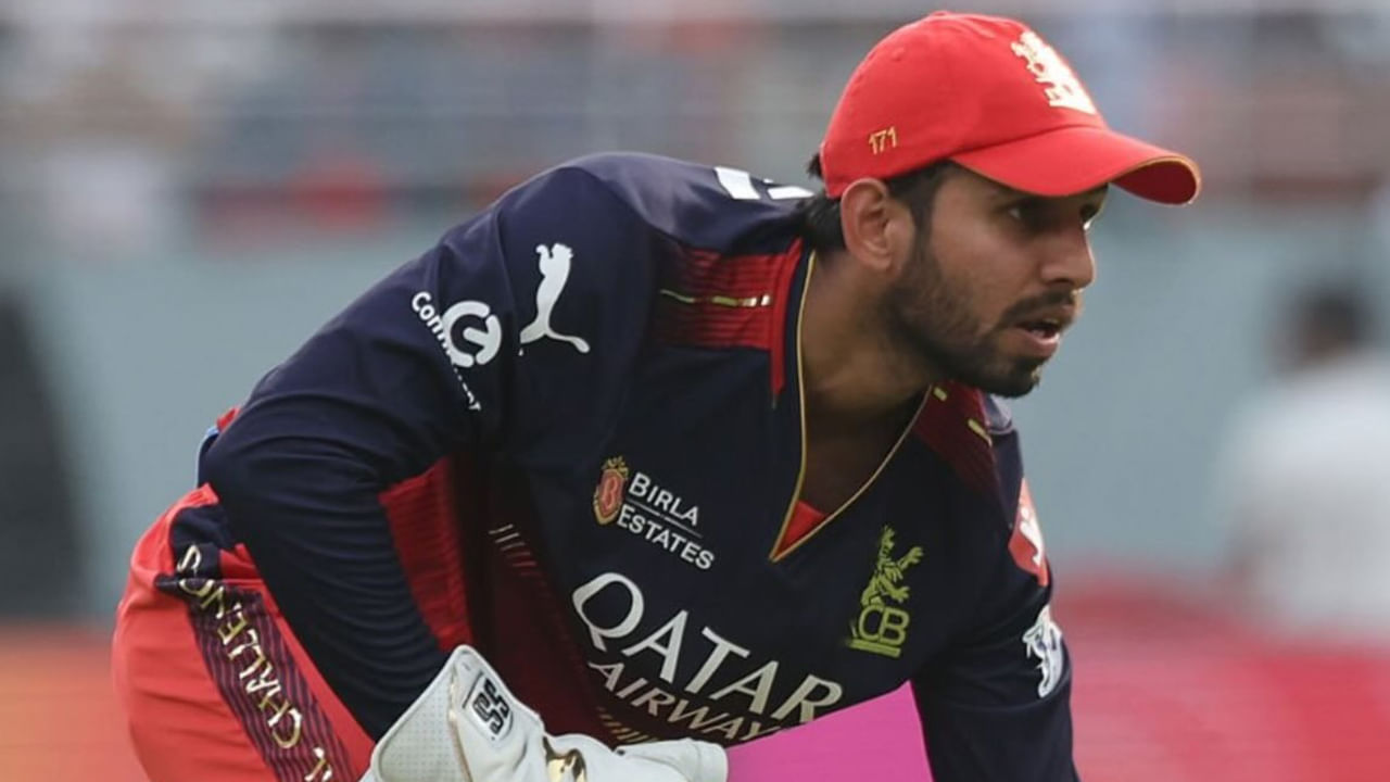 జితేష్ శర్మ: ఈ సీజన్‌లో ఆర్‌సీబీ వికెట్ కీపర్ బ్యాట్స్‌మన్ జితేష్ శర్మ కూడా చాలా పరుగులు చేశాడు. విరాట్ కోహ్లీ కూడా అతనిని చాలాసార్లు ప్రశంసించాడు. ఫైనల్ మ్యాచ్‌లో, కీలక సమయంలో 10 బంతుల్లో 24 పరుగులు చేశాడు. అదే సమయంలో మొత్తం ఐపీఎల్ సీజన్‌లో కూడా మంచి ప్రదర్శన ఇచ్చాడు. ఐపీఎల్ 2025లో 15 మ్యాచ్‌ల్లో 176 స్ట్రైక్ రేట్‌తో 261 పరుగులు చేశాడు. ఇందులో హాఫ్ సెంచరీ కూడా ఉంది.