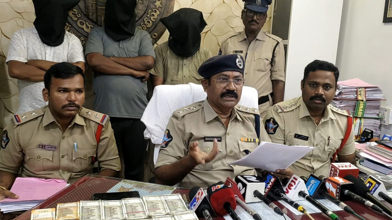 Andhra: ఏకంగా వాట్సాప్ స్టేటస్లు పెట్టి ఎంత మాయ చేశార్రా..