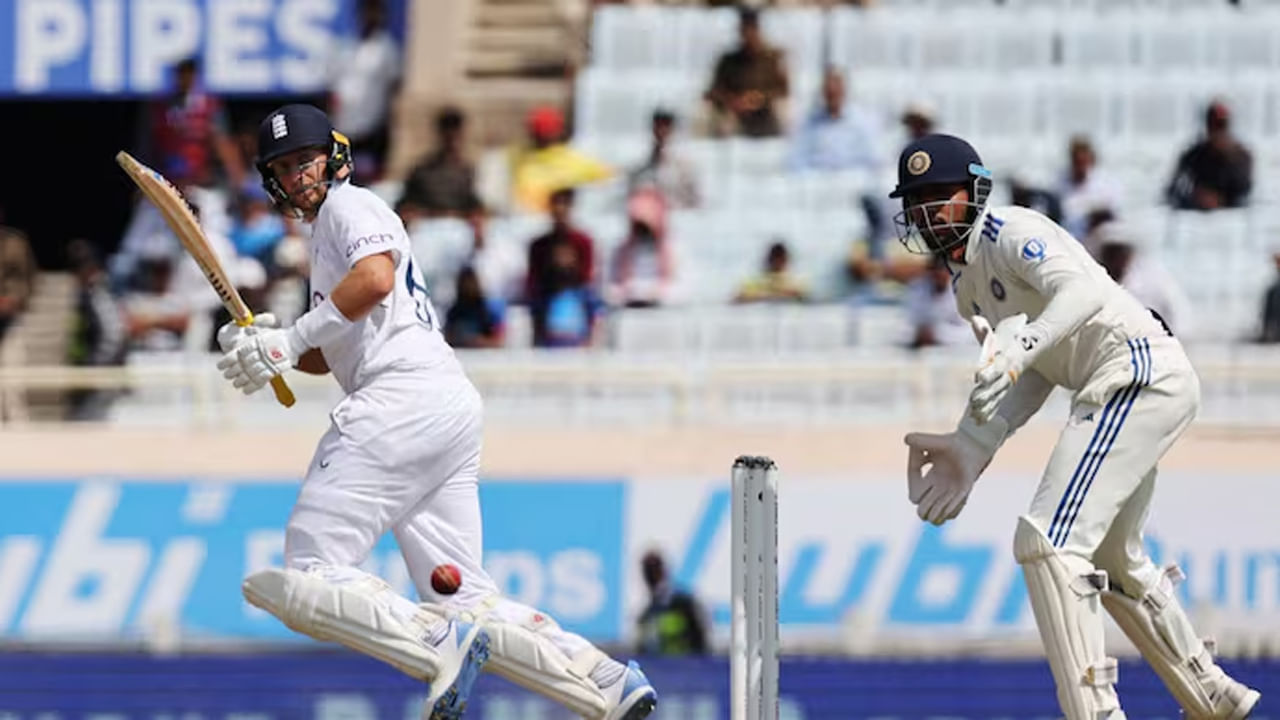 దీని అర్థం జో రూట్ను వీలైనంత త్వరగా అవుట్ చేయాలి. ఇండో-ఇంగ్లాండ్ టెస్ట్ సిరీస్లో అత్యధిక పరుగులు చేసిన ఆటగాడిగా రూట్ రికార్డు సృష్టించాడు. కుడిచేతి వాటం బ్యాట్స్మన్ ఇప్పటికే దిగ్గజాలు సునీల్ గవాస్కర్, సచిన్ టెండూల్కర్లను అధిగమించి అత్యధిక పరుగులు చేసిన ఆటగాడిగా నిలిచాడు.