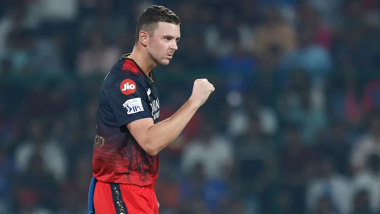 జోష్ హాజిల్‌వుడ్: ఈ ఐపీఎల్ సీజన్ ఆస్ట్రేలియా డాషింగ్ ప్లేయర్ జోష్ హేజిల్‌వుడ్‌కు చాలా బాగుంది. ఫైనల్ మ్యాచ్‌లో తన 4 ఓవర్లలో 54 పరుగులు ఇచ్చాడు. కానీ, ప్రియాంష్ ఆర్య అనే ముఖ్యమైన వికెట్‌ను కోల్పోయాడు. మరోవైపు, ఈ సీజన్ గురించి మాట్లాడుకుంటే 12 మ్యాచ్‌లలో 8.77 ఎకానమీతో 22 వికెట్లు పడగొట్టాడు. ఈ ఆటగాడు కీలక సందర్భాలలో ప్రదర్శన ఇచ్చాడు. జట్టును విజయపథంలో నడిపించాడు. విరాట్ కోహ్లీ జట్టు విజయంలో బౌలర్ కీలక పాత్ర పోషించాడు.