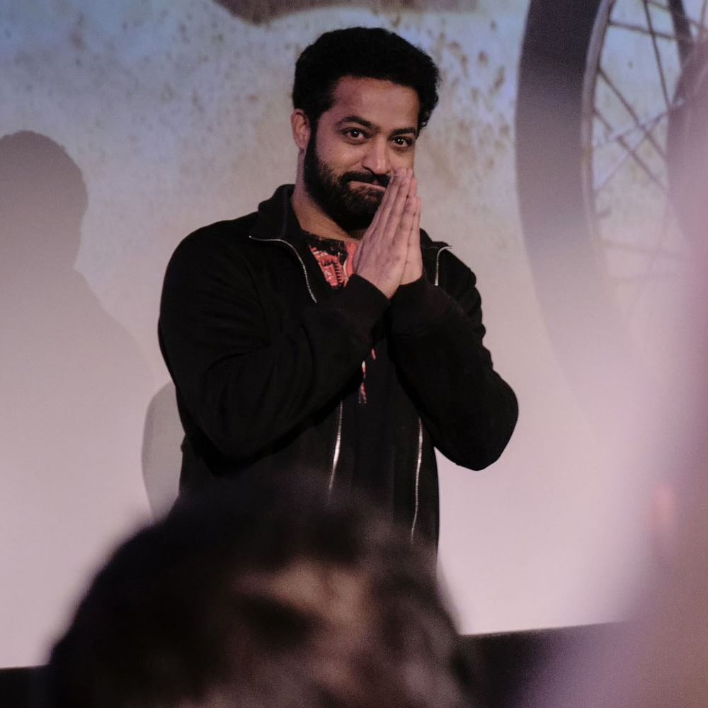 వార్‌2 సినిమా మీద ఆల్రెడీ ఉన్న హైప్‌ని వందింతలు పెంచేసింది టీజర్‌. కబీర్‌ కేరక్టర్‌ గురించి తారక్‌ వాయిస్‌లో వినడం వావ్‌ ఫ్యాక్టరంటున్నారు గ్రీక్‌ గాడ్‌ ఫ్యాన్స్. తారక్‌ విజువల్స్ కూడా స్టన్నింగ్‌గా ఉన్నాయని, స్క్రీన్‌ మీద వీరిద్దరు చెలరేగుతుంటే చూడ్డానికి రెడీగా ఉన్నామని చెబుతున్నారు.