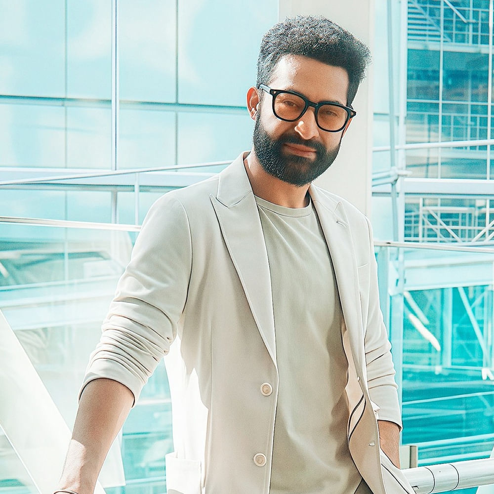 రీసెంట్గా దేవర సినిమాలో డ్యూయల్ రోల్లో నటించారు ఎన్టీఆర్. తండ్రి కొడుకులగా నటించిన తారక్, తొలి భాగంలో ఒకే ఫ్రేమ్లో రెండు రోల్స్లో కనిపించకపోయినా.. దేవర 2లో ఇద్దరు ఒకే ఫ్రేమ్లో కనిపించే ఛాన్స్ ఉందన్న టాక్ వినిపిస్తోంది.