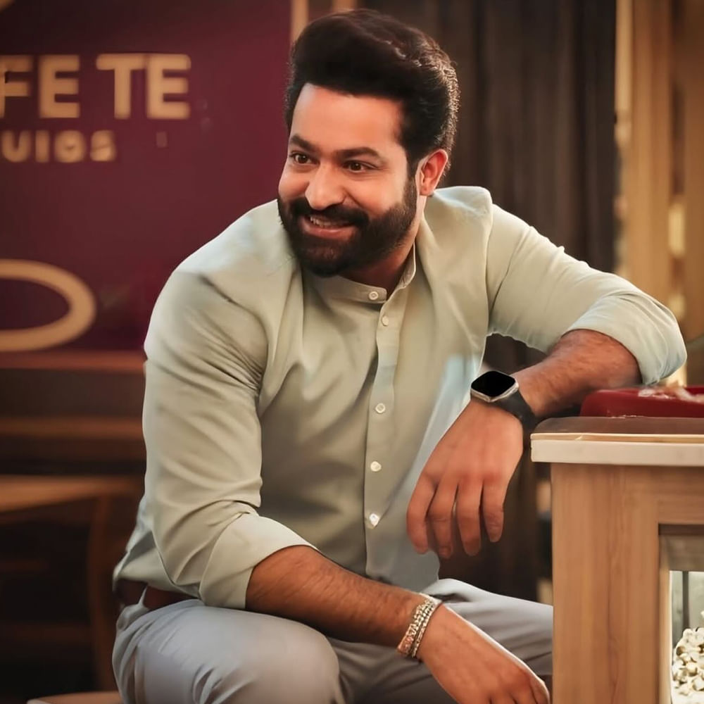 ఒకవేళ వెంకీ త్రివిక్రమ్ సినిమా ఆలస్యమైన జేఆర్సీ 2 కంప్లీట్ చేసి నెల్సన్ సిద్ధంగా ఉంటారు. మరి ఇన్ని ఆప్షన్స్ లైన్ లో పెట్టిన తారక్ ఎవరికి గ్రీన్ సిగ్నల్ ఇస్తారు? ఈ విషయంలో క్లారిటీ రావాలంటే మరికొద్ది రోజులు వెయిట్ చేయాల్సిందే.