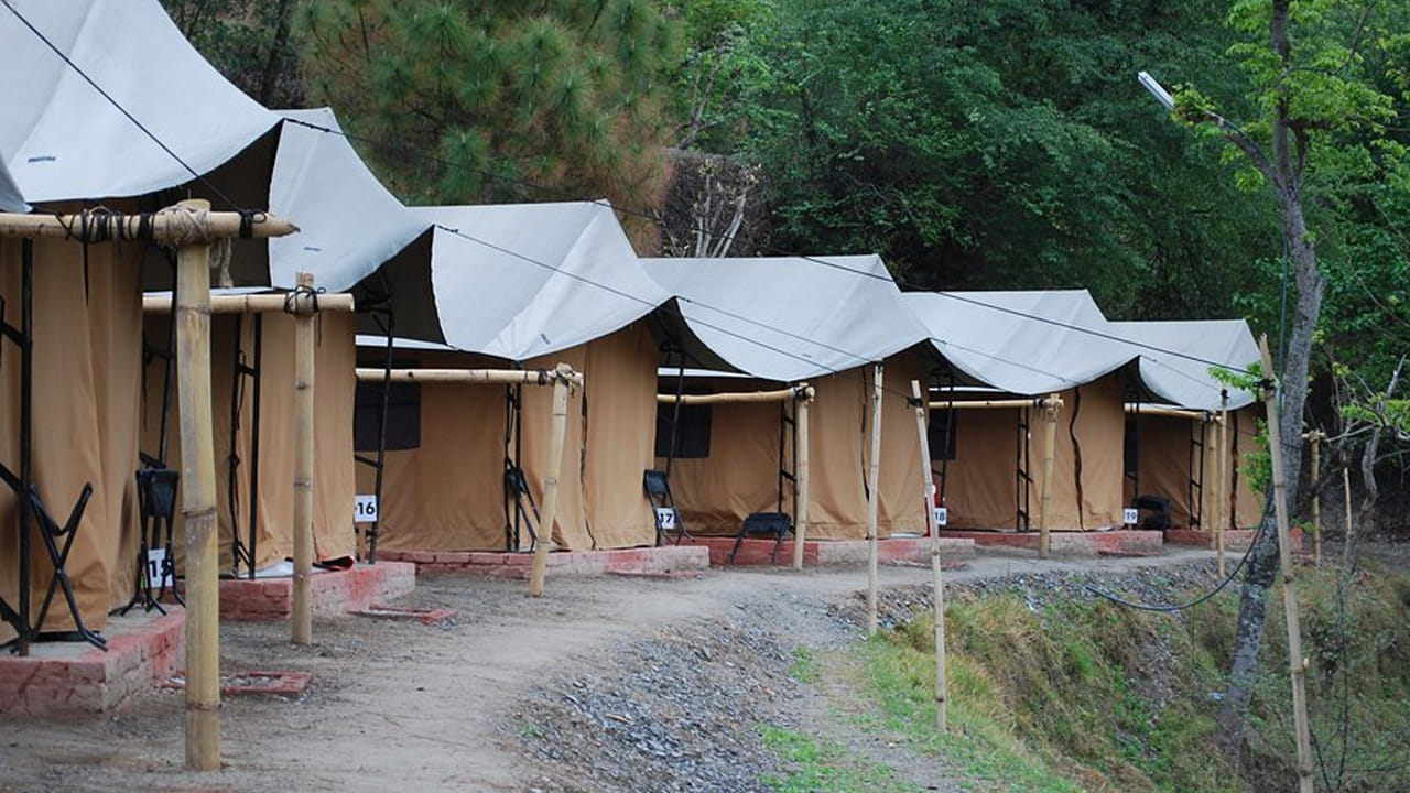 జుంగా: చారిత్రక సాంప్రదాయ గ్రామం జుంగా సిమ్లా నగర కేంద్రం నుంచి దాదాపు 25 కిలోమీటర్ల దూరంలో ఉంది. ఈ మతపరమైన ప్రదేశం. ఇక్కడ శక్తి ఆలయాన్ని దర్శించవచ్చు. జుంగాలోని  చెక్క ఇళ్ళు చదును చేయబడిన వీధుల ఆకట్టుకుంటాయి. ఇక్కడ టెర్రస్డ్ వ్యవసాయ క్షేత్రాలతో పాటు, సహజ నీటి బుగ్గలతో కూడిన బహుళ జలపాతాలు వీక్షించవచ్చు. ఈ గ్రామం ప్రయాణికులు విశ్రాంతి తీసుకోవడానికి అనువైన ప్రదేశం. 