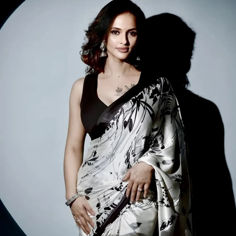 అలాగే సీరియల్స్ లో కనిపించే నటీనటులను జనాలు విపరీతంగా ఇష్టపడుతుంటారు. అలాంటి వారిలో ఈ నటి కూడా ఒకరు. తెలుగు ప్రేక్షకులకు ఇష్టమైన నటి. కొడుకు ప్రేమ కోసం ఆరాటపడే ఓ తల్లి పాత్రలో అద్భుతంగా నటించి జనాలకు దగ్గరయ్యింది. సంప్రదాయంగా చీరకట్టులో సహజ నటనతో కట్టిపడేసింది. 