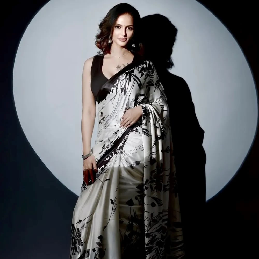 బుల్లితెరపై గుప్పెడంత మనసు సీరియల్ ద్వారా తెలుగువారికి దగ్గరయ్యింది. ఈ సీరియల్లో జగతి మేడమ్ పాత్రలో సహజ నటనతో కట్టిపడేసింది. సీరియల్లో తల్లిపాత్రతో నటించిన ఈ భామ.. ఇప్పుడు సోషల్ మీడియాలో మాత్రం గ్లామర్ ఫోటోలతో రచ్చ చేస్తుంది. తాజాగా ఆమె షేర్ చేసిన ఫోటోస్ తెగ వైరలవుతున్నాయి. 