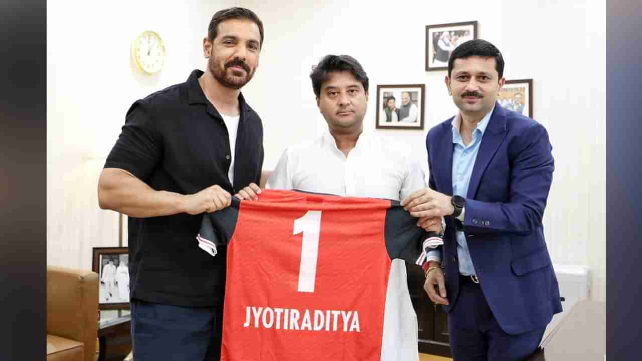 ఆయన కల నిజంగా స్ఫూర్తిదాయకం.. జాన్ అబ్రహంతో కేంద్రమంత్రి జ్యోతిరాదిత్య సింధియా భేటీ