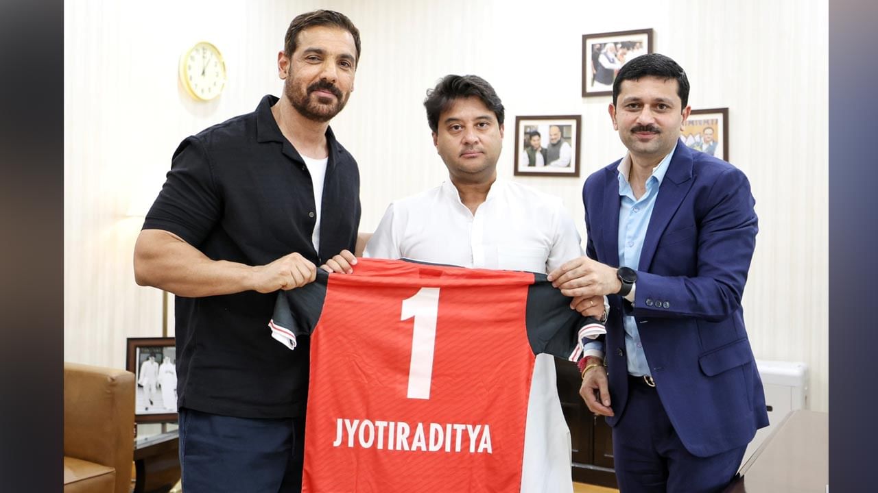 ఆయన కల నిజంగా స్ఫూర్తిదాయకం.. జాన్ అబ్రహంతో కేంద్రమంత్రి జ్యోతిరాదిత్య సింధియా భేటీ