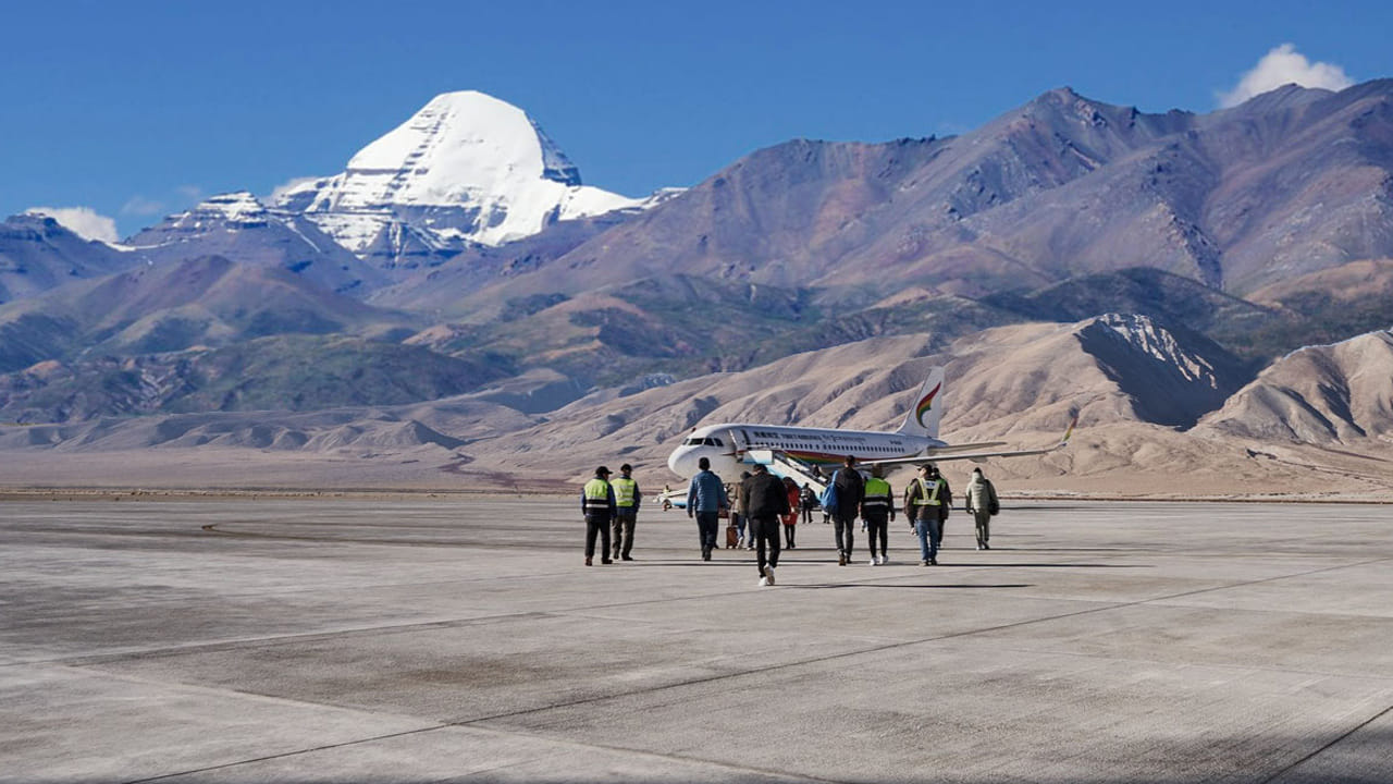 తరువాత, వారు మానసరోవర్ సరస్సు మరియు కైలాస పర్వతం వద్దకు వెళ్లి పవిత్ర పర్వతం చుట్టూ పవిత్ర పరిక్రమ చేస్తారు. 16వ మైలు (10,000 అడుగులు), హంగు సరస్సు సమీపంలో (14,000 అడుగులు) రెండు కేంద్రాలు ఏర్పాటు చేయబడతాయి. ఇవి యాత్రికులు వసతి, ఆరోగ్య సంరక్షణ, అవసరమైన వస్తువులతో ఎత్తైన ప్రదేశాలకు సర్దుబాటు చేసుకోవడంలో సహాయపడతాయి.