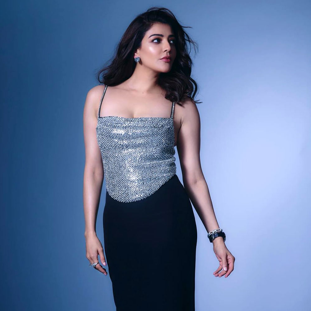 సీనియర్ హీరోల దగ్గర నుంచి యంగ్ హీరోల వరకు అందరికి జోడీగా నటించింది కాజల్ అగర్వాల్. తెలుగులోనే కాదు తమిళ్ లోనూ సినిమాలు చేసి ప్రేక్షకులను మెప్పించింది ఈ చిన్నది. అక్కడ కూడా స్టార్ హీరోల సినిమాల్లో మెరిసింది. అలాగే ఎంతో మంది అభిమానులను సొంతం చేసుకుంది ఈ వయ్యారి భామ. 