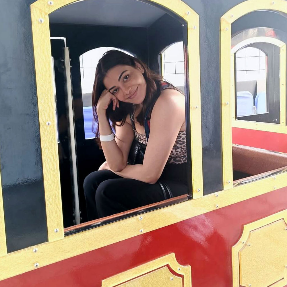 అలాగే సత్యభామ అనే లేడీ ఓరియెంటెడ్ సినిమాలోనూ నటించింది ఈ అమ్మడు. ఈ సినిమా ఇటీవలే ప్రేక్షకుల ముందుకు వచ్చింది. మొన్నామధ్య ఈ సినిమా ఓటీటీలోకి వచ్చింది. ఇటీవలే సికిందర్ అనే సినిమాలో గెస్ట్ రోల్ లో మెరిసింది. ఇదిలా ఉంటే సోషల్ మీడియాలో ఈ చిన్నది చాలా యాక్టివ్ గా ఉంటుంది.