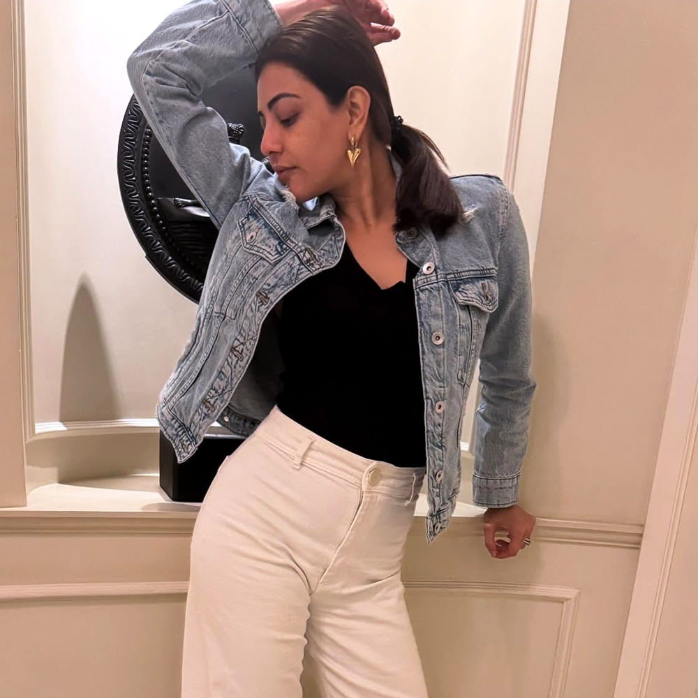 అందాల చందమామ కాజల్ అగర్వాల్ పుట్టిన రోజు నేడు.. ఒకానొక సమయంలో స్టార్ హీరోయిన్ గా రాణించింది. ప్రస్తుతం రీఎంట్రీతో వరుసగా సినిమాలు చేస్తూ దూసుకుపోతుంది. తెలుగులో ఎన్నో సూపర్ హిట్ సినిమాల్లో నటించిన కాజల్ అగర్వాల్. టాలీవుడ్ లో దాదాపు అందరు స్టార్ హీరోలతో సినిమాలు చేసింది.