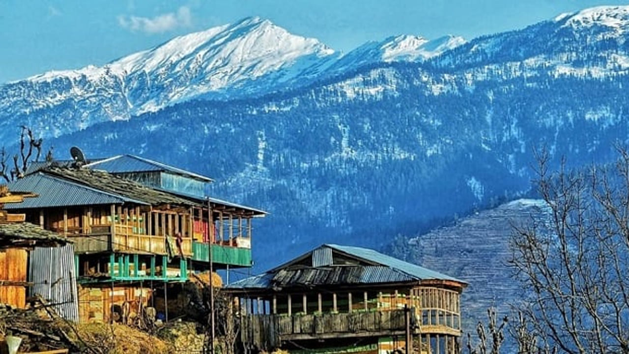 కలాప్, ఉత్తరాఖండ్: గర్హ్వాల్ ప్రాంతంలో ఉన్న కలాప్ అనే మారుమూల గ్రామం చాలా తక్కువ మంది ప్రయాణికులు మాత్రమే తెలుసు. సముద్ర మట్టానికి 7800 అడుగుల ఎత్తులో ఉన్న కలాప్ మంచుతో కప్పబడిన శిఖరాల దట్టమైన పైన్ అడవులు, టెర్రస్ పొలాల అద్భుతమైన దృశ్యాలను అందిస్తుంది. ఈ గ్రామం ఆధునిక ప్రపంచం నుంచి పూర్తిగా దూరమై ఉంది. రోడ్డు సదుపాయం, మొబైల్ సిగ్నల్, విద్యుత్తు లాంటివి ఉండవు. ఇది డిజిటల్ డీటాక్స్కు అనువైనది.