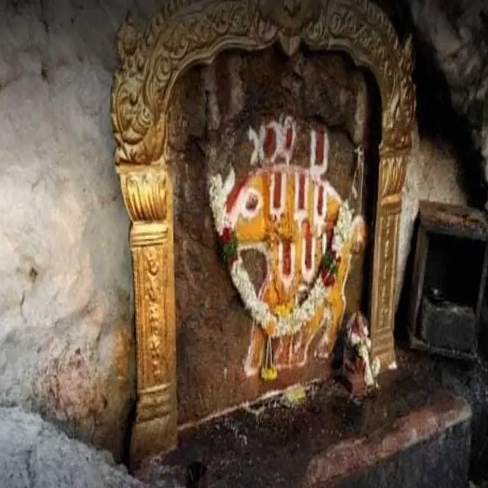 స్వామివారిని దర్శించుకోవాలంటే కరీంనగర్ నుంచి గోదావరి ఖనికి కమాన్ పూర్ మీదుగా వెళ్లే ప్రత్యేక బస్ లు ఉంటాయి . కరీంనగర్ నుండి కమానపూర్ మీదుగా పెద్దపల్లి బస్ లు వెళ్తాయి . ఇక ఈ దేవాలయానికి దగ్గరగా ఉన్న రైల్వే స్టేషన్ పెద్ద పల్లి . అక్కడి నుండి ఈ దేవాలయనికి ఆటో లు ,బస్సుల్లో కూడా చేరుకోవచ్చు.