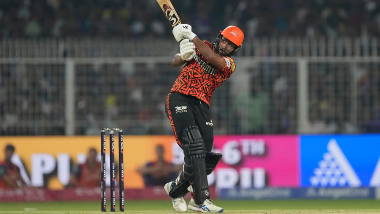 సన్రైజర్స్ హైదరాబాద్కు చెందిన కమిందు మెండిస్ IPL 2025లో అత్యుత్తమ క్యాచ్గా అవార్డును అందుకున్నాడు. అతను చెన్నై సూపర్ కింగ్స్కు చెందిన డెవాల్డ్ బ్రెవిస్ క్యాచ్ను ఒంటి చేత్తో పట్టుకున్నాడు.