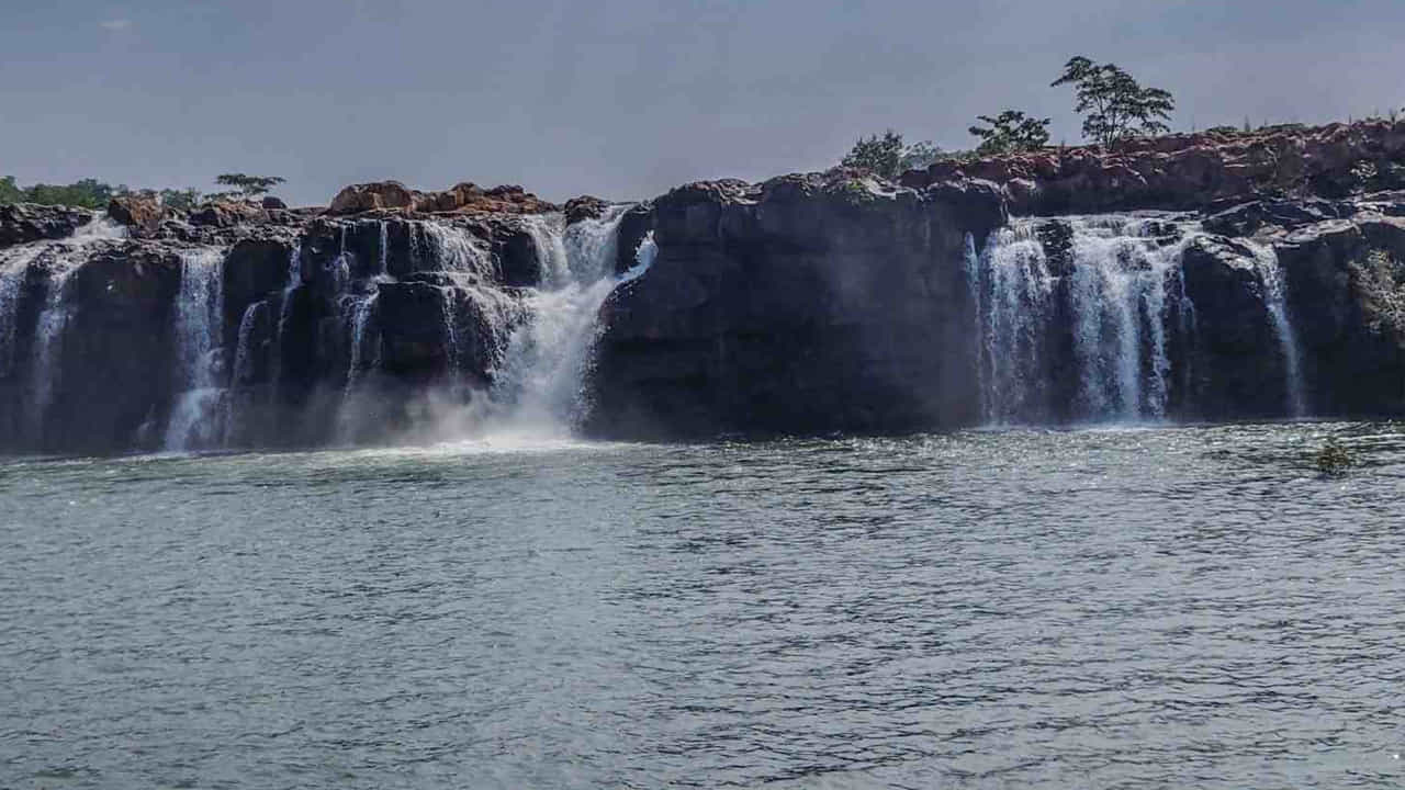వర్షాకాలం తప్ప వేరే సీజన్లలో ఎక్కువ నీరు కనిపించదు. ఇక్కడికి వాటర్ బాటిల్ పట్టుకొని వెళ్ళండి. జలపాతాల దగ్గర ఉన్న రాళ్ళు జారుడుగా ఉంటాయి. దిగేటప్పుడు జాగ్రత్తగా ఉండాలి. మూడు జలపాతాలను సందర్శించడానికి, కొంత సమయం గడిపి తిరిగి రోడ్డు పాయింట్‌కి రావడానికి దాదాపు 3-4 గంటలు పడుతుంది. ఈ జలపాతాన్ని సందర్శించడానికి ఉత్తమ సమయం వర్షాకాలంలో (ఆగస్టు-అక్టోబర్).