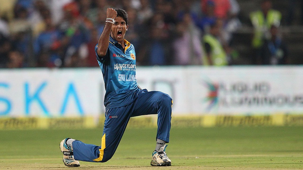 2. కసున్ రజిత (శ్రీలంక): 2019 అక్టోబర్ 27న అడిలైడ్లో శ్రీలంక, ఆస్ట్రేలియా మధ్య జరిగిన మొదటి T20I సందర్భంగా, కసున్ రజిత తన 4 ఓవర్లలో 75 పరుగులు ఇచ్చి దారుణంగా ఇబ్బంది పడ్డాడు. ఆ సమయంలో T20I మ్యాచ్లో ఒక బౌలర్ ఇచ్చిన రెండవ అత్యధిక పరుగులు ఇది.