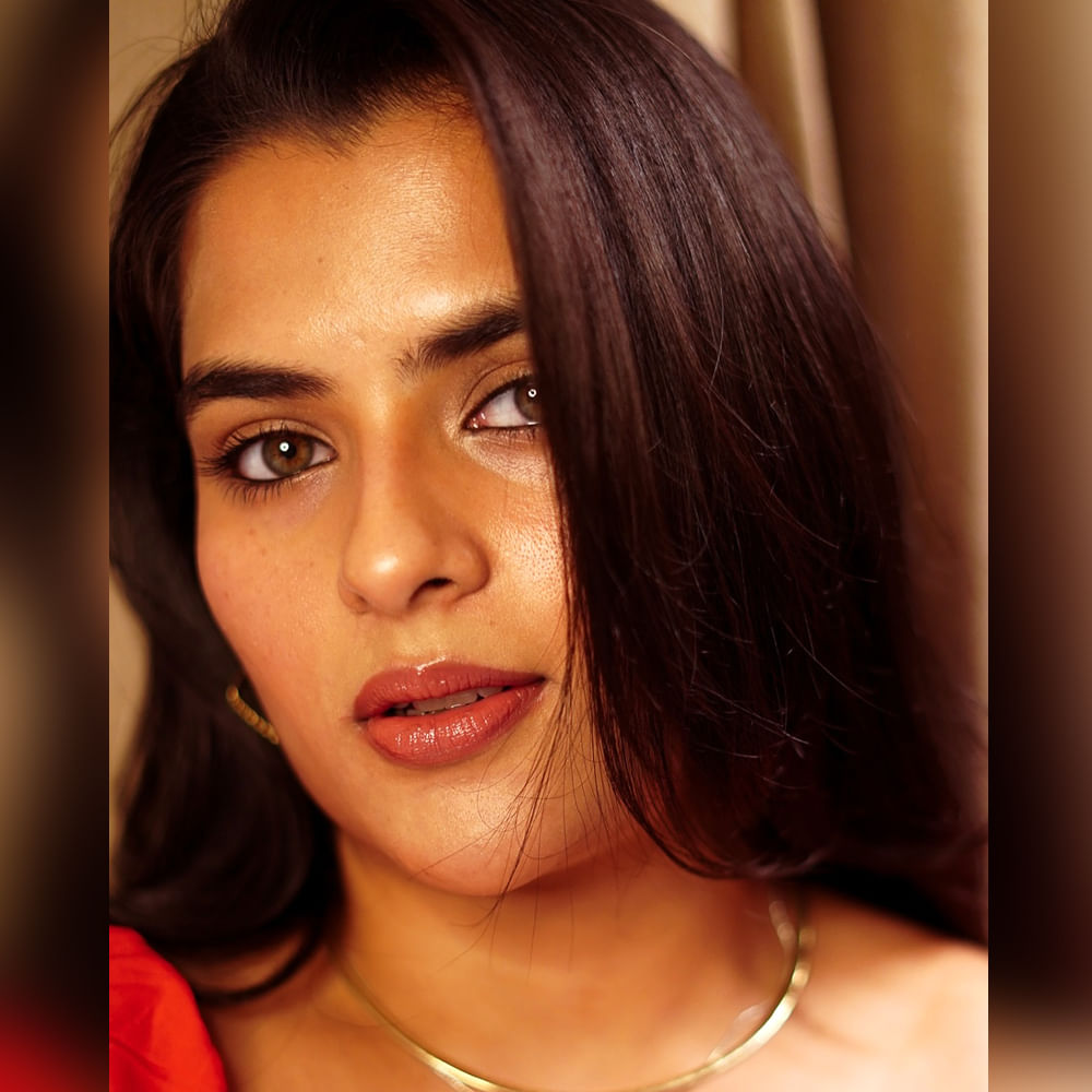 గంగోత్రి సినిమాతో చైల్డ్ ఆర్టిస్ట్ గా మంచి గుర్తింపు తెచ్చుకుంది ఈ అమ్మడు. ఇక ఇప్పుడు హీరోయిన్ గా మారి సినిమాలు చేస్తుంది. మసూద సినిమాతో హీరోయిన్ గా మారింది కావ్య కళ్యాణ్ రామ్. తొలి సినిమాతోనే హీరోయిన్ గా ఆకట్టుకుంది. తన నటనతో మెప్పించింది ఈ చిన్నది.