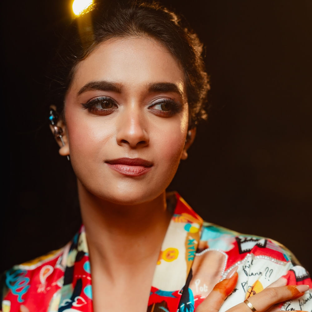 
ఏమాటకామాటే.. ఒకప్పుడు బాలీవుడ్‌లో నటించాలని మన హీరోయిన్లు చూపించిన ఆ క్యూరియాసిటీ ఇప్పుడు వాళ్లలో కనిపించట్లేదు. తెలుగులో నటిస్తే చాలు.. ఇండియా అంతా ఏలేయొచ్చు అనే కాన్ఫిడెన్స్ కనిపిస్తుంది