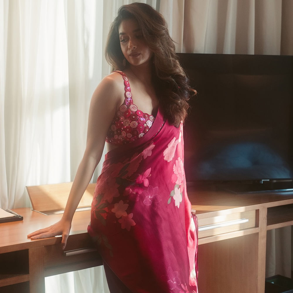 వాళ్ళ నమ్మకాన్ని నిలబెడితే నెక్స్ట్ ఇంకో పదిమంది కొత్త తరహా కథలతో అప్రోచ్ అవుతారనే బాధ్యత ఫీల్ అవుతూ ఉంటానంటారు ఈ బ్యూటీ. సౌత్ నార్త్ అనే తేడా లేకుండా సినిమాలు చేస్తున్నారు మహానటి. 