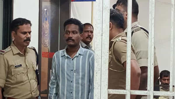 Kerala: దిగాలుగా పోలీస్స్టేషన్కు వచ్చిన అమ్మాయి, అబ్బాయి.. చేతిలో నల్లటి కవర్.. డౌట్ వచ్చి ఓపెన్ చేయగా
