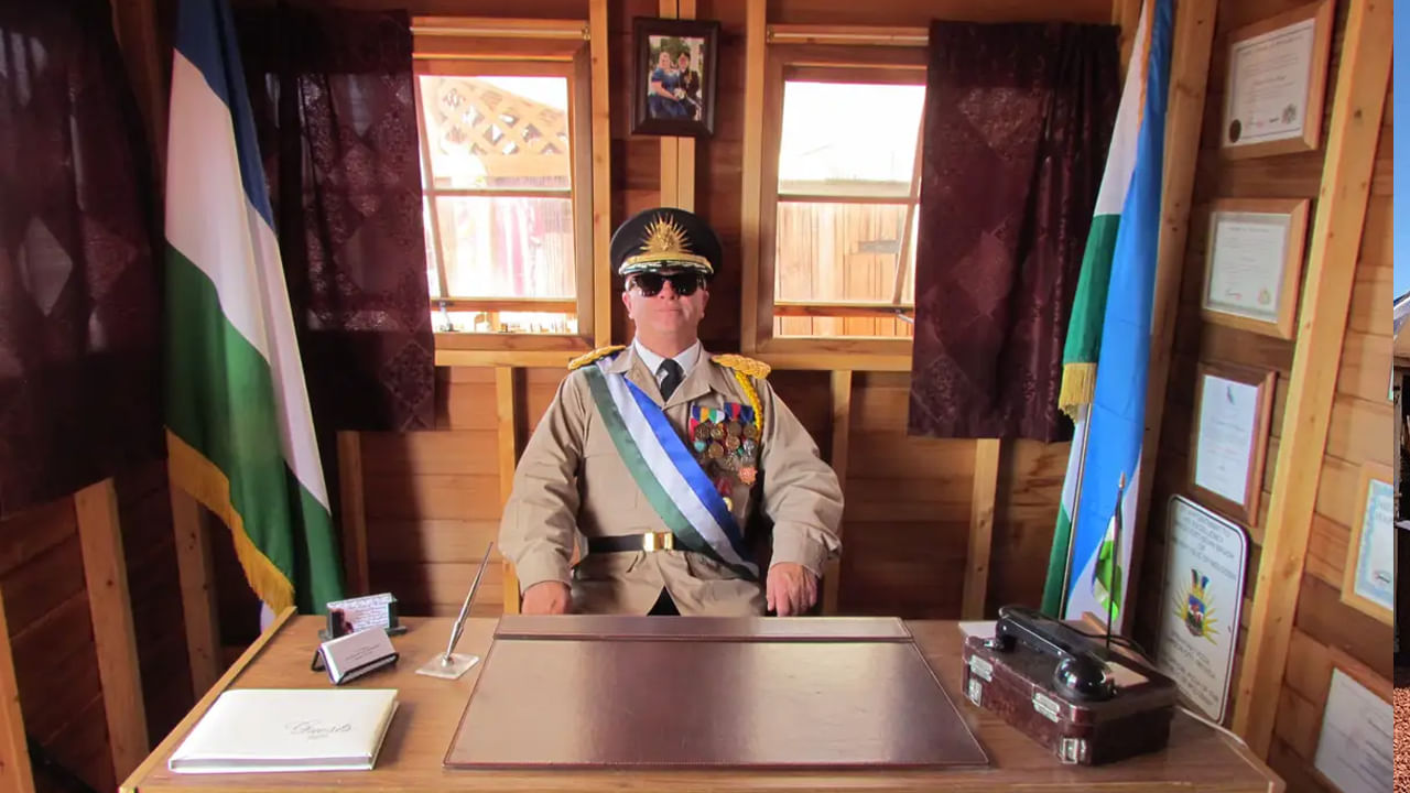 అధ్యక్షుడు కెవిన్ వారికి వ్యక్తిగతంగా మార్గనిర్దేశం చేసి దేశ కథలను పంచుకుంటాడు. ఇది ఒక చిన్న పర్యటన, కానీ ఒక సందర్శకుడు ఎప్పటికీ మర్చిపోడు. పర్యాటకులు మొలోసియాలోకి ప్రవేశించినప్పుడు, వారి పాస్‌పోర్ట్‌పై నిజమైన దేశాన్ని సందర్శించినట్లుగానే స్టాంప్ వేస్తారు.