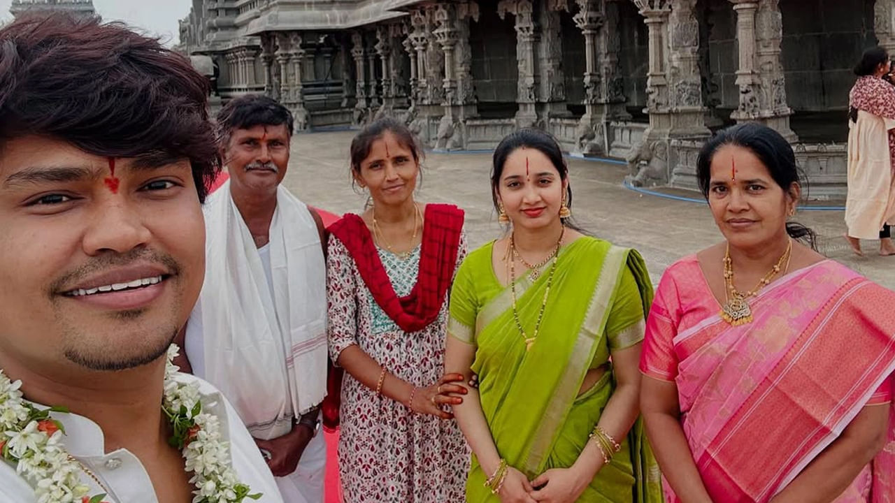  మొదట మిమిక్రీ ఆర్టిస్ట్ గా సత్తా చాటిన కార్తీక్ ఆ తరువాత జబర్దస్త్​ షోలోకి అడుగు పెట్టి మంచి గుర్తింపు సొంతం చేసుకున్నాడు. మొదట ధనాధన్ రాజ్ టీమ్ లో కంటెస్టెంట్ గా చేరిన అతను  ఆ తర్వాత తిరుపతి ప్రకాశ్​ టీమ్ లోనూ మెరిశాడు.
