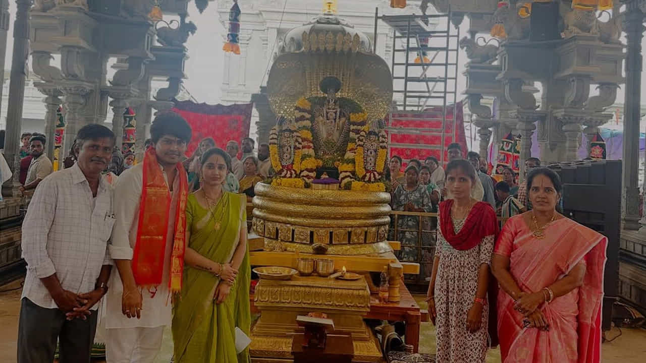  ఇక 2016లో ముక్కు అవినాష్ తో కలిసి టీమ్​ లీడర్ గా మారిపోయాడు కార్తీక్.  అప్పటి నుంచి ఇప్పటి వరకు టీమ్​ లీడర్ గా కొనసాగుతున్నాడీ యాక్టర్. తన కామెడీతో ఆడియెన్స్ ను కడుపుబ్బా నవ్విస్తున్నాడు
