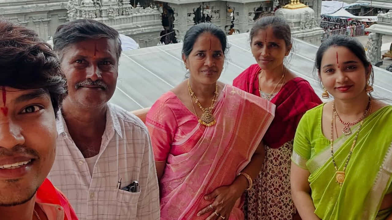 టీవీ షోలతో పాటు సినిమాల్లోనూ మెరుస్తున్నాడు కార్తీక్. ముఖ చిత్రం, నేడు స్టూడెంట్ సార్ సినిమాల్లో కార్తీక్ కీలక పాత్రలు పోషించాడు.
 