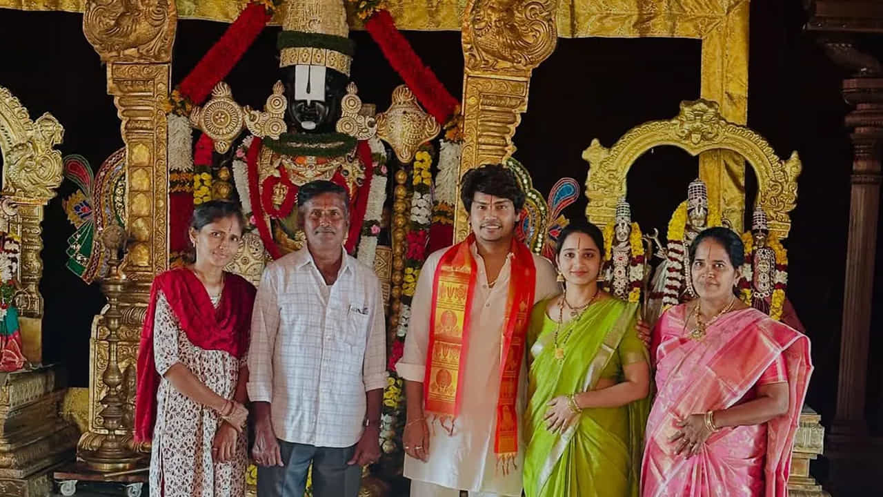  2023లో  శ్రీలేఖ అనే అమ్మాయిని ప్రేమ వివాహం చేసుకున్నాడు కార్తీక్. తాజాగా ఈ దంపతులు తమ కుటుంబ సభ్యులతో కలిసి ప్రముఖ ఆలయాల సందర్శనకు బయలు దేరారు. 
