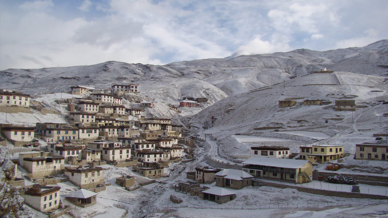 జిరో, అరుణాచల్ ప్రదేశ్: జిరో అనేది అరుణాచల్ ప్రదేశ్ తూర్పు హిమాలయాలలో ఉన్న ఒక మంత్రముగ్ధమైన లోయ గ్రామం. ఆహ్లాదకరమైన వాతావరణ వరి పొలాలకు, ప్రత్యేకమైన అపతాని తెగకు ప్రసిద్ధి చెందిన జిరో ఒక సాంస్కృతిక, సుందరమైన స్వర్గధామం. ఈ ప్రదేశం పచ్చని కొండలు, వెదురు తోటలు, పైన్ అడవుల అద్భుతమైన దృశ్యాలను అందిస్తుంది.