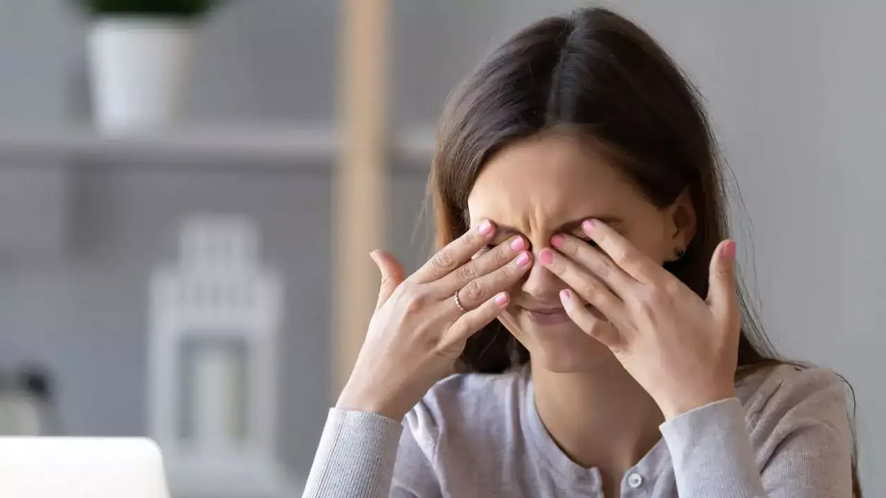 అస్పష్టమైన కంటి చూపు : మూత్రపిండాలు ప్రమాదంలో ఉంటే కంటి చూపు అస్పష్టంగా కనిపిస్తుందంట. ఎందుకంటే? అధిక రక్తపోటు, మధుమేహం సమస్యలు ఉన్నవారిలో అవి వారి కంటిలోని రక్తనాళాలను కూడా ప్రభావితం చేయడం వలన దృష్టిలో మార్పు వస్తుంది. ఇది మూత్రపిండాలపై కూడా ప్రభావం చూపిస్తుందంట.