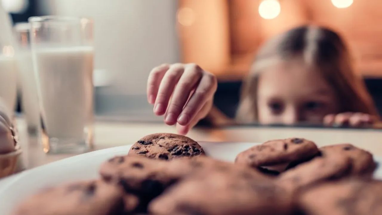 ఆకలితో ఉన్న పిల్లలకి బిస్కెట్లు ఇస్తున్నారా..? అయితే ఇది మీకోసమే..!