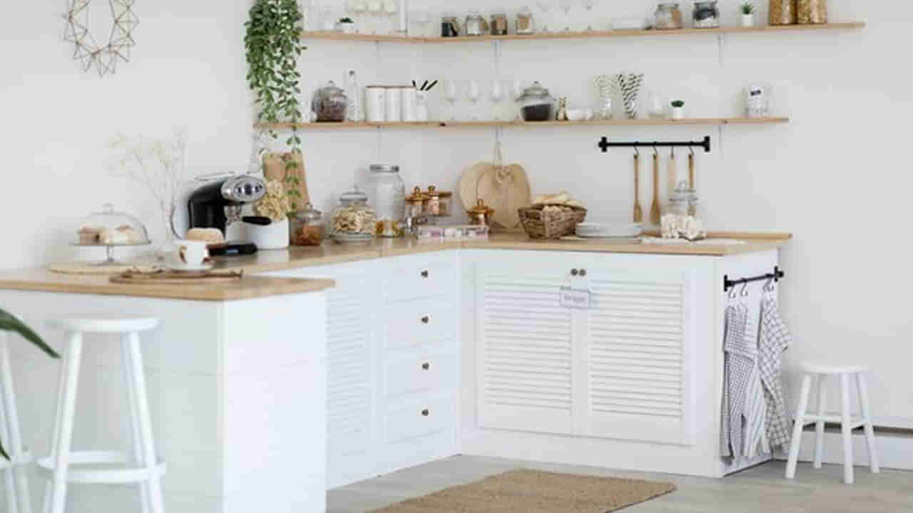 Kitchen Vastu Tips: వంట గదిలో వాస్తు దోషమా.. చిన్న చిన్న టిప్స్ తో దోషాన్ని ఎలా తగ్గించవచ్చంటే..