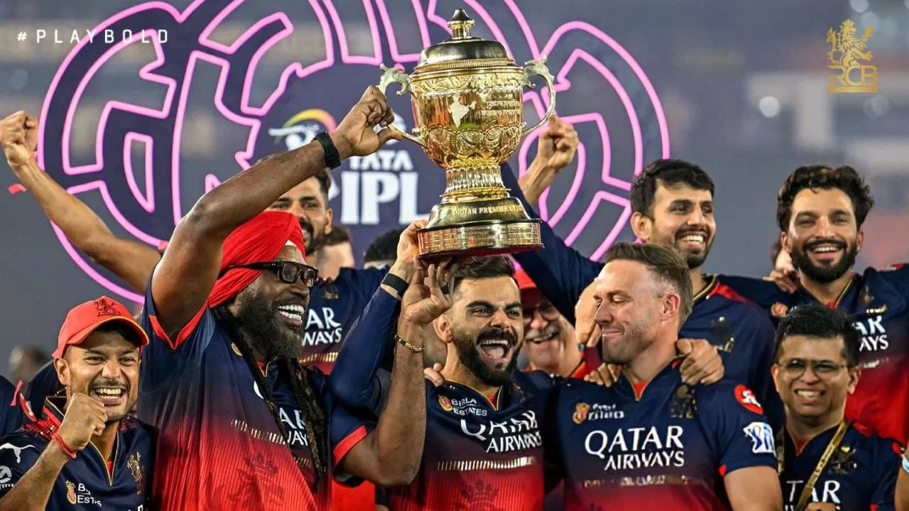విరాట్ కోహ్లీ గురించి చెప్పాలంటే... ఆర్సీబీ తొలిసారి ఐపిఎల్ కప్పు అందుకున్న కోహ్లీ ప్రస్తుతం తన కుటుంబంతో సమయం గడుపుతున్నాడు. కోహ్లీ టెస్ట్, టి 20 ఫార్మాట్లకు వీడ్కోలు పలికినప్పటి నుండి, అతను వన్డేల్లో ఆడటం చూడటానికి అభిమానులు ఆసక్తిగా ఎదురుచూస్తున్నారు.