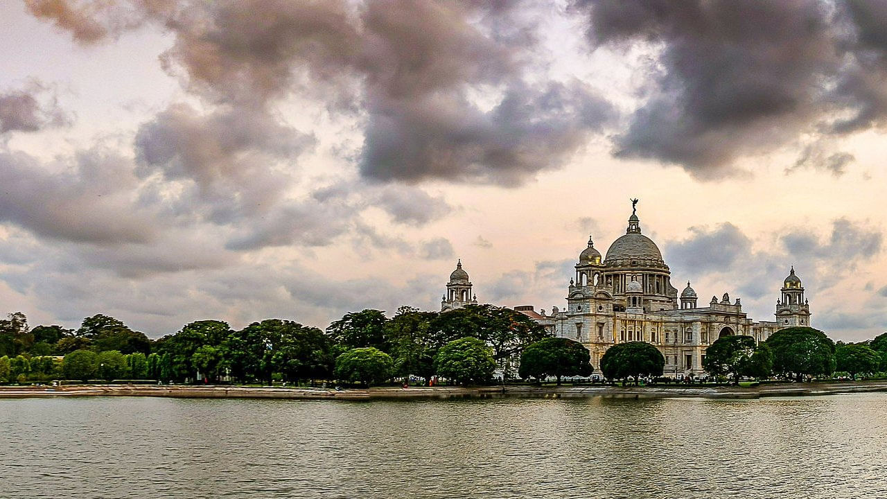 పర్యావరణ అనుకూల హోటళ్లను ఎంచుకోండి: ఎకో-ఫ్రెండ్లీ వెకేషన్ గడపడానికి సులభమైన అడుగు ఏమిటంటే, మీకు స్థిరమైన బస ఉండేలా చూసుకోవడం. శక్తి వినియోగాన్ని తగ్గించడం, వ్యర్థాలను తగ్గించడం, నీటిని సంరక్షించడం లక్ష్యంగా పెట్టుకున్న పర్యావరణ అనుకూల గెస్ట్హౌస్లు, హోటళ్ళు కోల్కతాలో పుష్కలంగా ఉన్నాయి. గ్రీన్ ఎనర్జీ, రీసైక్లింగ్ ప్రోగ్రామ్లతో ఉన్న వసతి కోసం చూడండి. కొన్ని హోటళ్ళు సేంద్రీయ భోజనాన్ని కూడా అందిస్తాయి. వాటి అలంకరణ, కార్యకలాపాల కోసం స్థానిక సంస్కృతిని ఉపయోగిస్తాయి. అటువంటి ప్రదేశాలలో బస చేయడం కార్బన్ పాదముద్రను తగ్గించడమే కాకుండా, స్థిరత్వంపై దృష్టి సారించే వ్యాపారాలకు కూడా సహాయపడుతుంది.