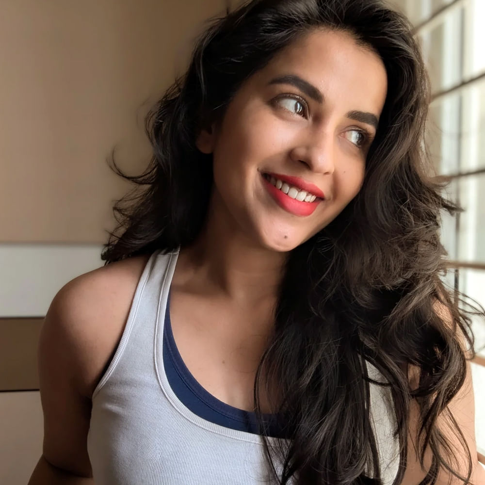 “నేను డెంటిస్ట్ ను.. డాక్టర్ చదువు పూర్తి చేసి డెంటిస్ట్ గా పనిచేశాను. సినిమాల్లోకి వస్తానంటే నాన్న ఒప్పుకోలేదు. డాక్టర్ సర్టిఫికెట్ ఉన్నాకే ఏదైనా చేయమన్నారు. చేతిలో డిగ్రీ ఉంటే సేఫ్గా ఉంటుంది అని చెప్పారు. అందుకే ఇండస్ట్రీలోకి లేట్ గా వచ్చాను. న్యూయార్క్ వెళ్లి మాస్టర్స్ చేద్దాం అనుకున్నాను. అప్పుడే నేను సీత దేవి సినిమా ఛాన్స్ వచ్చింది.