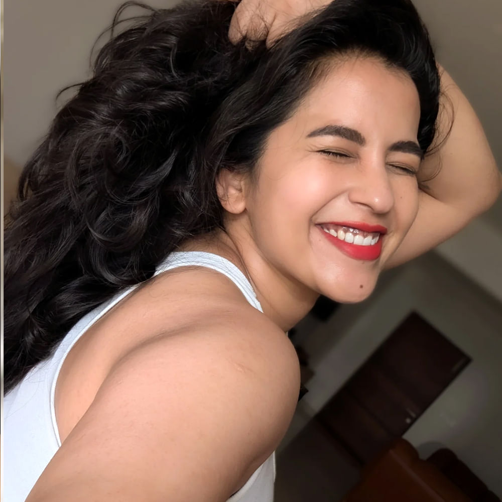 హిట్ 2లో పోలీస్ ఆఫీసర్ పాత్రలో నటించింది. ఇక ఇప్పుడు హిట్ 3లోనూ పోలీస్ ఆఫీసర్ గా అదరగొట్టేసింది. ఈ సినిమాతోనే ఈ ముద్దుగుమ్మకు మరింత క్రేజ్ వచ్చేసింది. తాజాగా ఓ ఇంటర్వ్యూలో పాల్గొ్న్న కోమలీ ప్రసాద్.. తన గురించి ఆసక్తికర విషయాలను బయటపెట్టింది. కోమలీ ప్రసాద్ మాట్లాడుతూ..