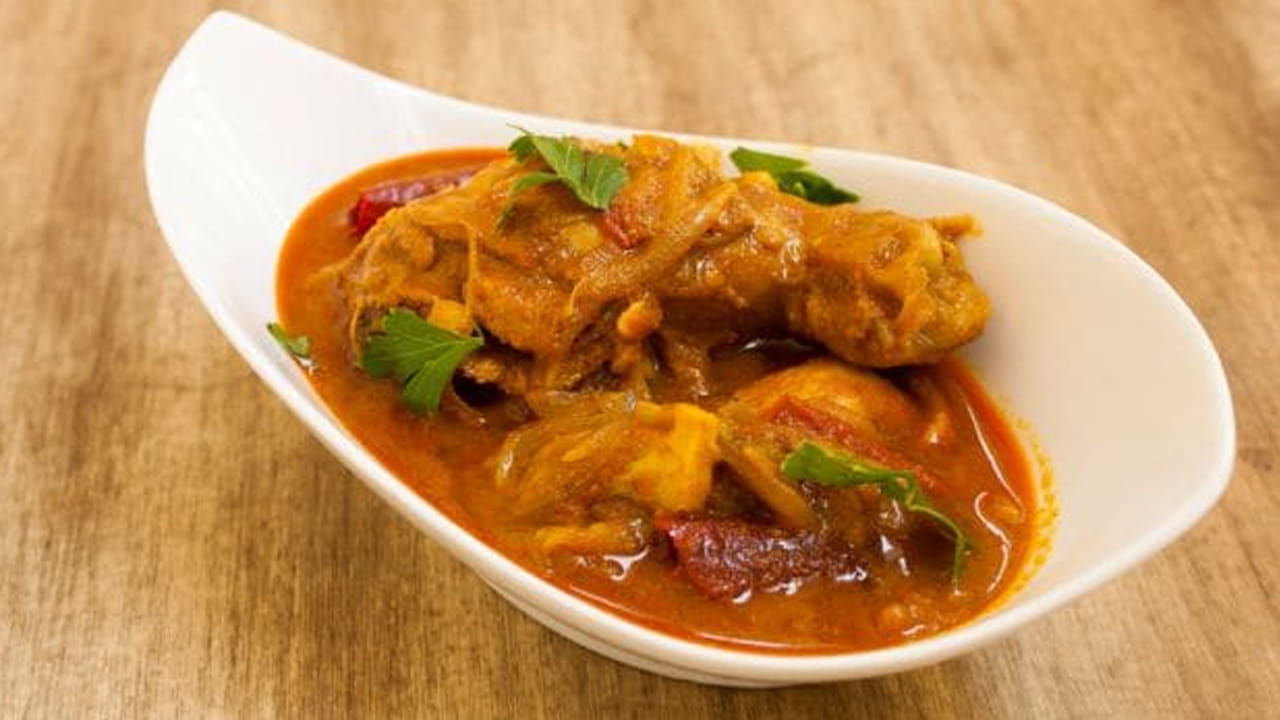 కొర్రి గస్సీ.. ఇది ఒక మంగళూరు స్టైల్ చికెన్ కర్రీ. కాల్చిన మిరపకాయలు, సుగంధ ద్రవ్యాలు, క్రీము కొబ్బరి పాలతో తయారు చేయబడింది. ఇది మంగళూరులో ఎక్కువగా లబిస్తుంది. అక్కడికి వెళ్తే మాత్రం ట్రే చేయడం మర్చిపోకండి.