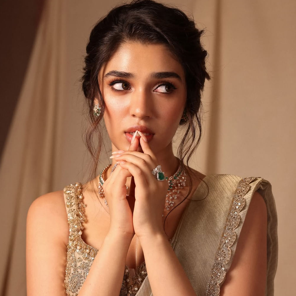 అయితే వరుసగా మూడు హిట్స్ ఖాతాలో వేసుకున్న ఈ వయ్యారి.. ఆ తర్వాత ఆమె కెరీర్ ఊహించని విధంగా మారిపోయింది. వరుసగా హ్యాట్రిక్స్ హిట్స్ అందుకున్న మాచర్ల నియోజకవర్గం, ఆ అమ్మాయి గురించి మీకు చెప్పాలి, మనమే వంటి సినిమాలు వరుస ప్లాపులు పడ్డాయి. దీంతో తెలుగులో అవకాశాలు తగ్గిపోయాయి. 