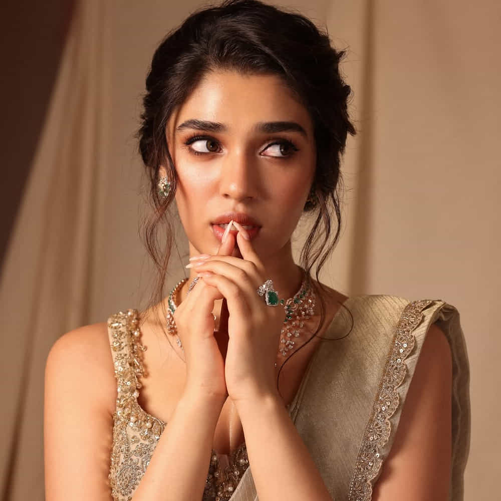 అయితే వరుసగా మూడు హిట్స్ ఖాతాలో వేసుకున్న ఈ వయ్యారి.. ఆ తర్వాత ఆమె కెరీర్ ఊహించని విధంగా మారిపోయింది. వరుసగా హ్యాట్రిక్స్ హిట్స్ అందుకున్న మాచర్ల నియోజకవర్గం, ఆ అమ్మాయి గురించి మీకు చెప్పాలి, మనమే వంటి సినిమాలు వరుస ప్లాపులు పడ్డాయి. దీంతో తెలుగులో అవకాశాలు తగ్గిపోయాయి. 