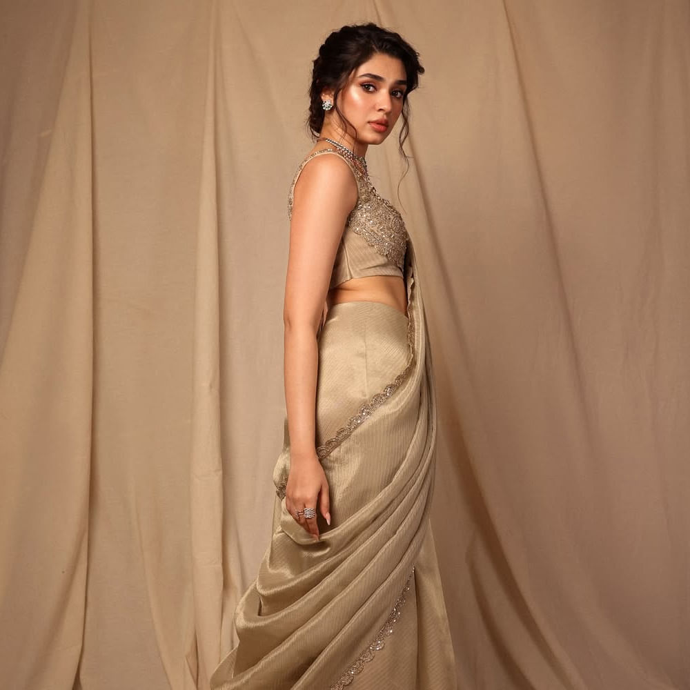 ప్రస్తుతం జస్ట్ ఫర్ ఛేంజ్ చిత్రంతో మలయాళంలోకి అడుగుపెట్టింది. ఈ సినిమాతో అక్కడ బేబమ్మకు మంచి క్రేజ్ వచ్చేసింది. ఇక ఇప్పుడు తమిళంలోనూ అవకాశాలు అందుకుంటుంది. కార్తీ సరసన వా వాతియార్ సినిమాలో నటిస్తుంది. ఇప్పటికే ఈ మూవీ విడుదల కావాల్సి ఉండగా అనుహ్యంగా వాయిదా పడింది. 