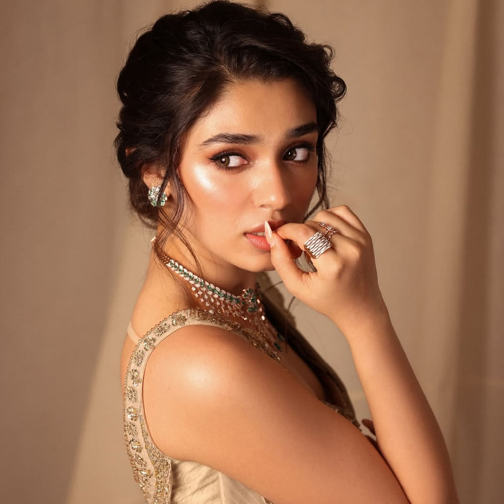 అలాగే తమిళంలో లవ్ ఇన్సూరెన్స్ కంపెనీ చిత్రంలో నటిస్తుంది. ఈ మూవీ సెప్టెంబర్ 18న అడియన్స్ ముందుకు రానుంది. వీటితోపాటు జీని అనే తమిళంలో చిత్రంలో నటిస్తుంది. ఇవే కాకుండా బేబమ్మకు తమిళంతోపాటు మలయాళంలోనూ మరిన్ని ఆఫర్స్ వస్తున్నట్లు తెలుస్తోంది. తాజాగా మరో క్రేజ్ ఛాన్స్ కొట్టేసింది. 