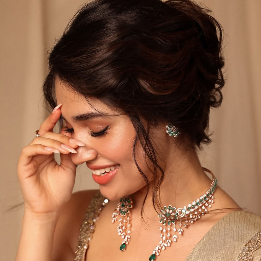 ఉప్పెన సినిమాతో సినీరంగంలోకి అడుగుపెట్టింది. మొదటి సినిమాతోనే ఇండస్ట్రీలో సంచలనం సృష్టించింది ఈ వయ్యారి. బ్యాక్ టూ బ్యాక్ హిట్ సినిమాలతో ఆకట్టుకుంది. ఆ తర్వాత శ్యామ్ సింగరాయ్, బంగార్రాజు సినిమాలతో హ్యాట్రిక్ హిట్స్ ఖాతాలో వేసుకుంది ఈ వయ్యారి. తక్కువ సమయంలోనే స్టార్ స్టేటస్ సంపాదించుకుంది. 