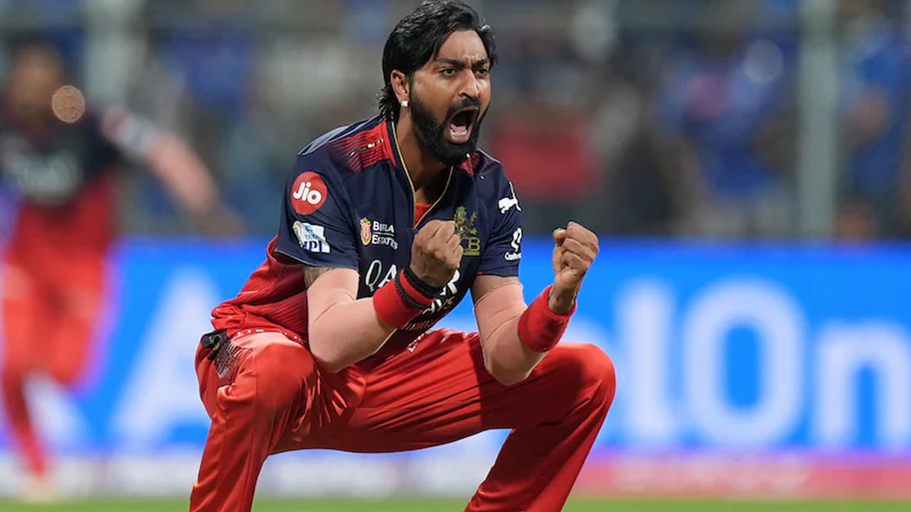 కృనాల్ పాండ్యా: ఈ జాబితాలో కృనాల్ పాండ్యా పేరు కూడా ఉంది. ఈ ఐపీఎల్ సీజన్ కృనాల్ పాండ్యాకు చాలా బాగా జరిగింది. ప్రత్యేకత ఏమిటంటే, చివరి మ్యాచ్‌లో కృనాల్ పాండ్యా కీలక వికెట్లు తీశాడు. అందుకే అతనికి ప్లేయర్ ఆఫ్ ది మ్యాచ్ అవార్డు కూడా లభించింది. అతను కేవలం 17 పరుగులు మాత్రమే ఖర్చు చేసి రెండు వికెట్లు పడగొట్టాడు. మరోవైపు, ఈ సీజన్ గురించి మాట్లాడుకుంటే, ఆటగాడు 15 మ్యాచ్‌ల్లో 126 స్ట్రైక్ రేట్‌తో 109 పరుగులు చేశాడు. 8.23 ​​ఎకానమీతో 17 వికెట్లు పడగొట్టాడు. విరాట్ కోహ్లీ కూడా అతనిని చాలా ప్రశంసించాడు.