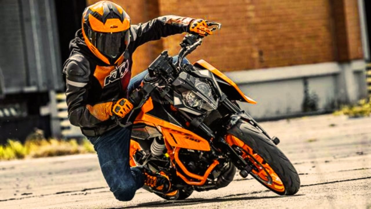 కేటీఎమ్ 390 డ్యూక్ బైక్ రూ.2.96 లక్షల ధరతో లాంచ్ చేశారు. ఈ బైక్‌లో  డ్యూక్ రేస్-ఫోకస్డ్, బ్లూటూత్-ఎనేబుల్డ్ 5 అంగుళాల టీఎఫ్‌టీ డిస్ ప్లే ఆకట్టుకుంటుంది. అలాగే కేటీెం కనెక్ట్ యాప్ ద్వారా స్మార్ట్ ఫోన్‌ను కనెక్ట్ చేసి హ్యాండిల్ బార్ స్విచ్ల ద్వారా కాల్/మెసేజ్ అలర్ట్లు, మ్యూజిక్ కంట్రోల్‌ను ఎనేబుల్ చేయవచ్చు. డౌన్లోడ్ చేసిన మ్యాప్లతో టర్న్-బై-టర్న్ నావిగేషన్ అందుబాటులో ఉంది 398.63 సీసీ సింగిల్-సిలిండర్, లిక్విడ్-కూల్డ్ ఇంజిన్ ఈ బైక్ ప్రత్యేకత.
