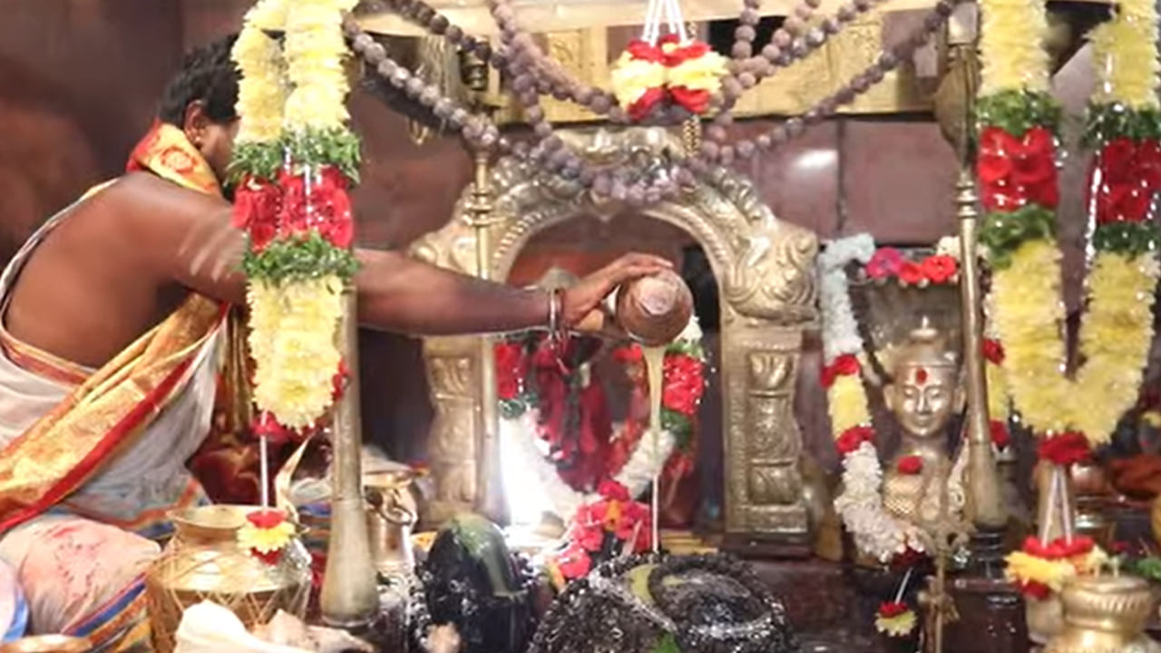 శ్రీరాముడే కూడవెల్లి వాగు వద్ద ఇసుకతో చేసిన సైకత లింగాన్ని ప్రతిష్టి పూజ చేస్తున్న సమయంలో హనుమంతుడు లింగాన్ని తీసుకొస్తాడు. అక్కడ మరో లింగాన్ని చూసిన మారుతి దిగులుతో ఉండగా.. రఘునాథుడు వాయుపుత్రినితో 'బాధపడకు హనుమ, మొదట నీవు తెచ్చిన లింగానికి పూజలు చేసినాక, నేను ప్రతిష్టించిన సైకత లింగాన్ని పూజిస్తారు' అని వరం ఇస్తాడు. ఈ ఆలయంలో రెండు లింగాలు దర్శనమిస్తాయి.