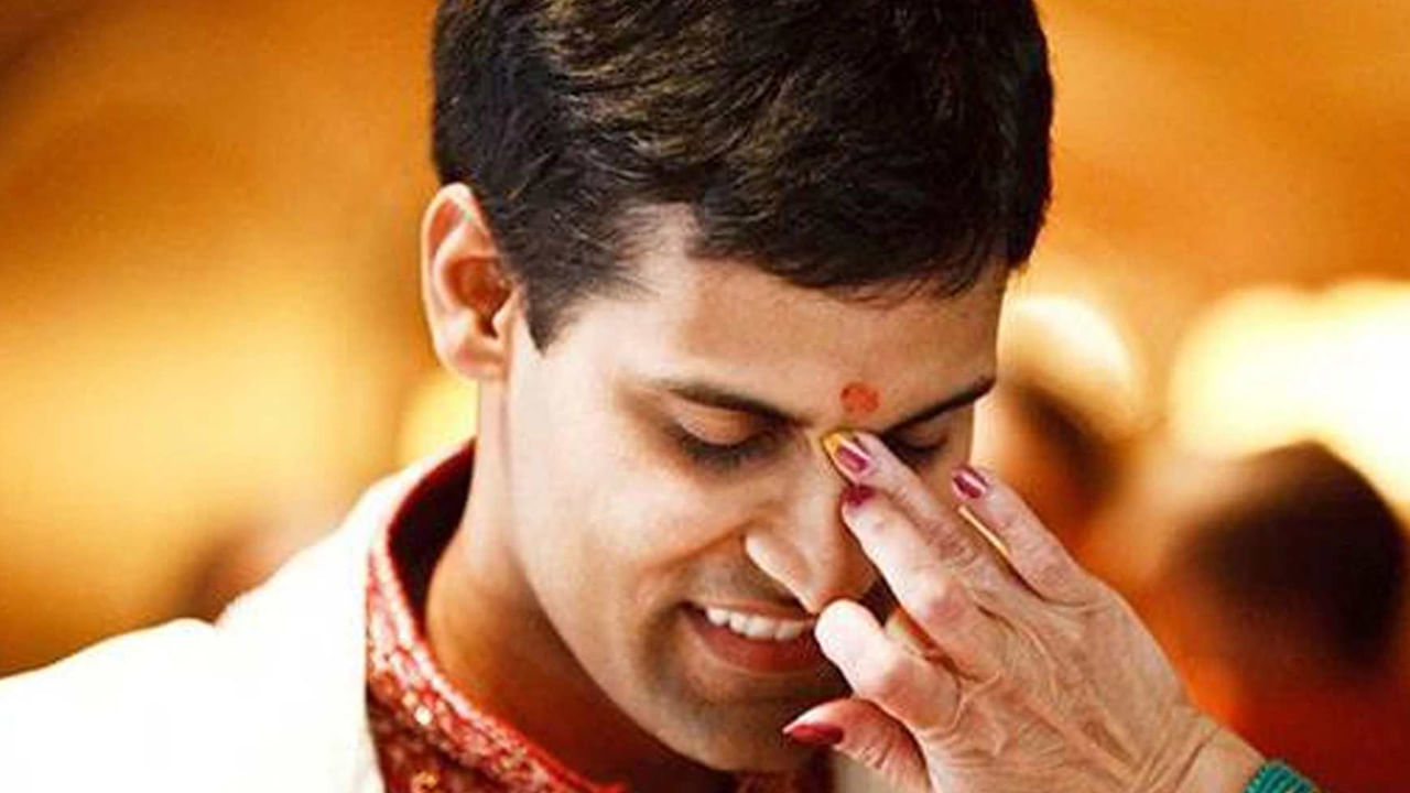నుదిటిపై పెట్టె కుంకుమ బొట్టులో సూర్యరశ్మిని ఆకర్శించే శక్తి కారణంగా శరీరానికి విటమిన్ డి పుష్కలంగా లభిస్తుంది. దీంతో ఎలాంటి విటమిన్ డి లోపం లేకుండా ఆరోగ్యం జీవిస్తారు. అందుకే మన పెద్దలు బొట్టు పెట్టుకోమని చెబుతారు.
