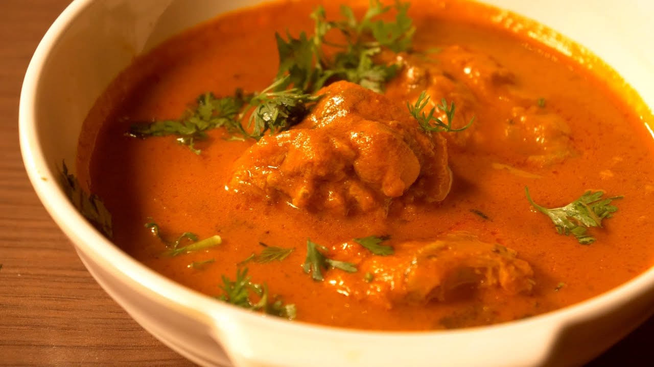 కుందాపుర కోలి సారూ సిగ్నేచర్ చికెన్ కర్రీని మీరు తప్పకుండా రుచి చూడాలి. ఇది రుచికరమైన మంగళూరు-శైలి చికెన్ గ్రేవీ. మంగళూరులో తప్పక టేస్ట్ చేయవల్సిన నాన్-వెజ్ ఆహారాల్లో ఇది కూడా ఒకటి. అక్కడికి వెళ్తే తప్పక తినండి. 