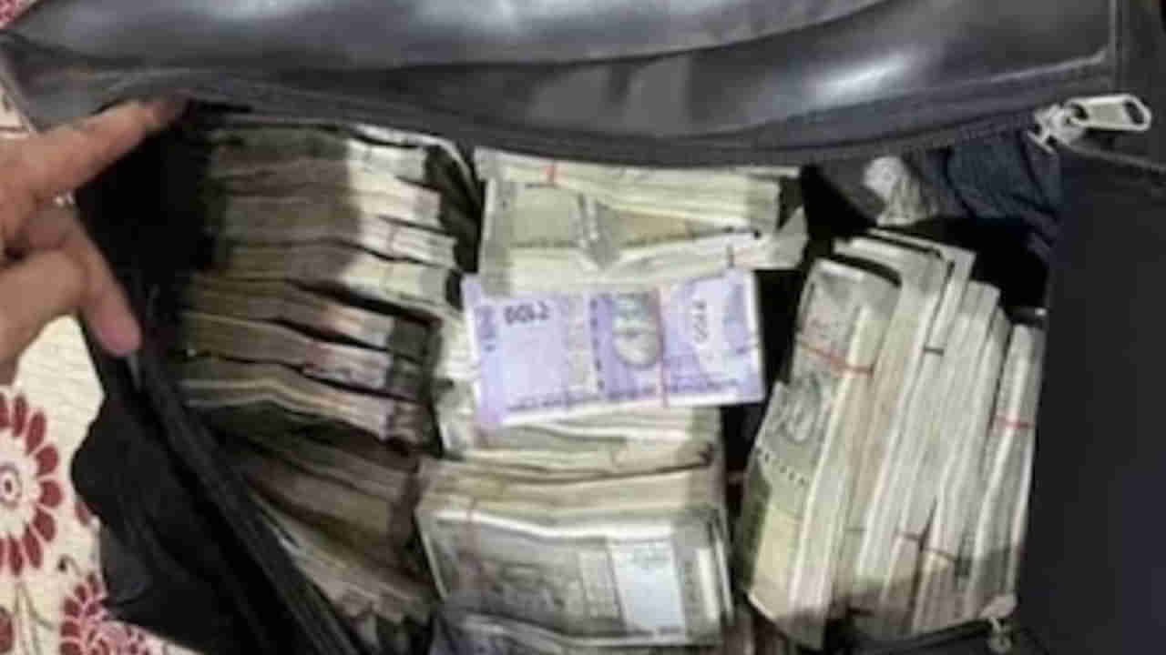 బైక్పై వెళ్తుండగా రోడ్డుపై దొరికిన బ్యాగ్.. ఓపెన్ చేసి చూడగా బ్యాగ్ నిండా నగలు, డబ్బుల కట్టలు.. ఆ తర్వాత ఏం జరిగిందంటే?